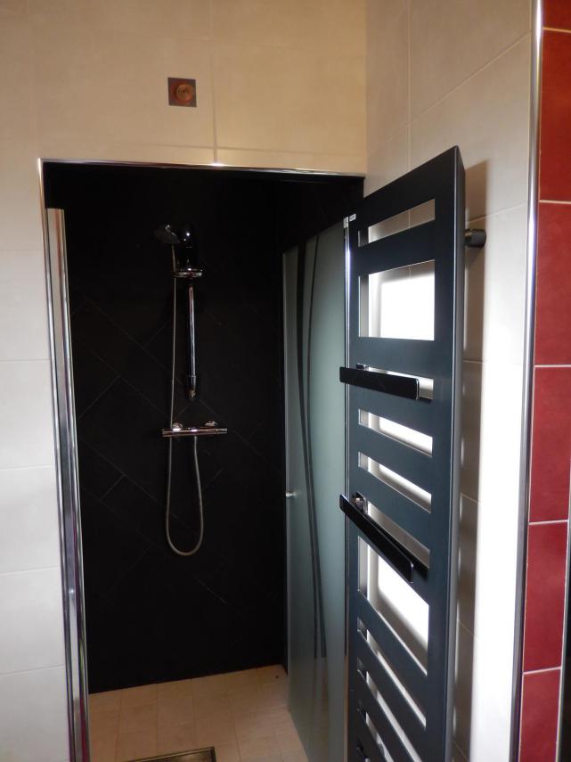 Aménagement d'une salle de bain à Champagné (Douche, Faïence et Radiateur)